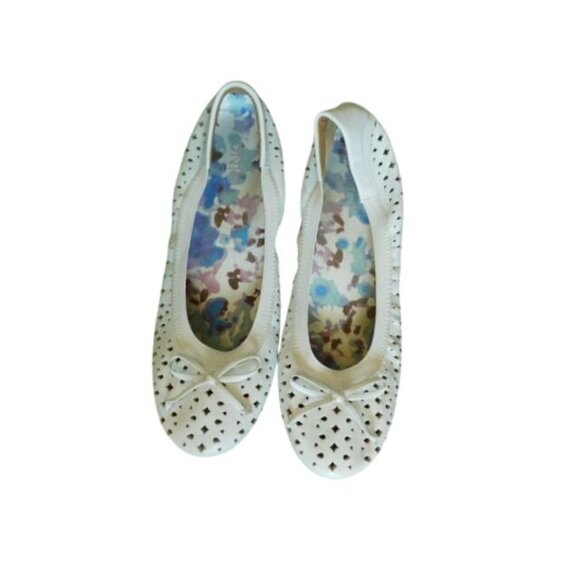 Vionic Size 8 White Flat Cut Out Rounded Toe Flat Soles Shoes - Picture 2 of 5